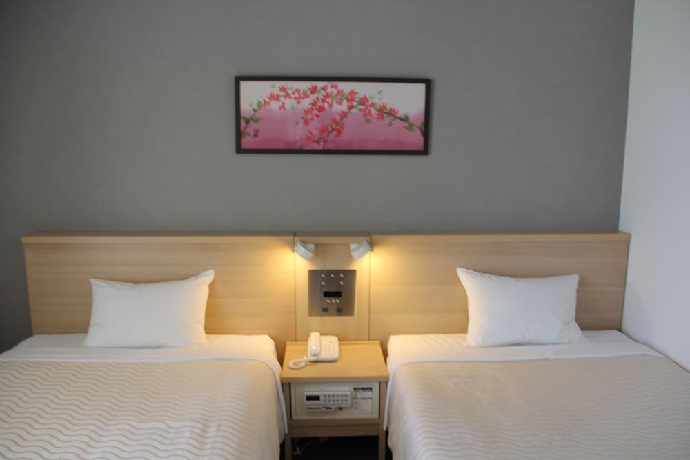Economy Twin Room, Non Smoking photo 2
