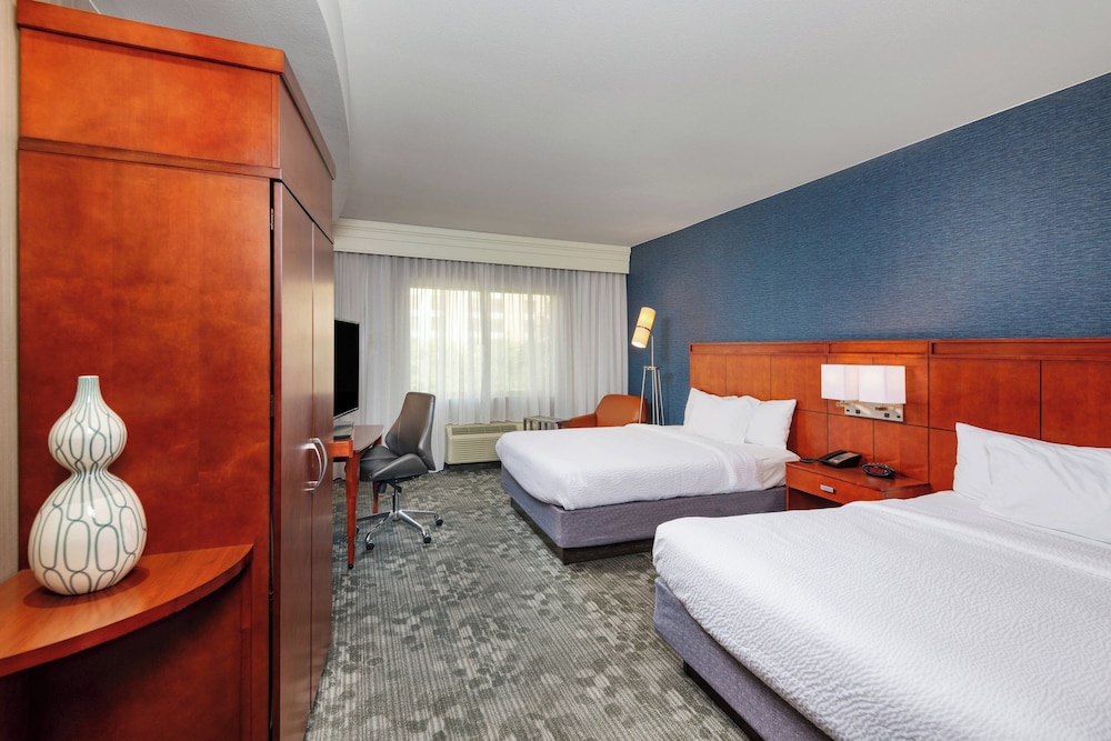 Room, 2 Queen Beds (Mobility/Hearing Accessible, Tub) - Photo 7