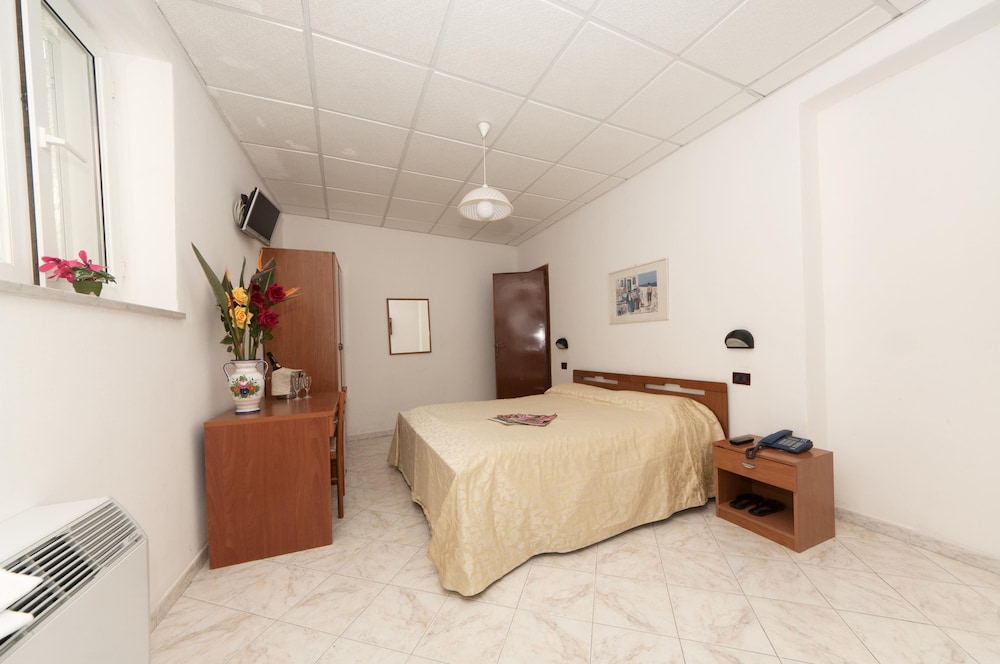 Economy Double or Twin Room, Private Bathroom photo 1