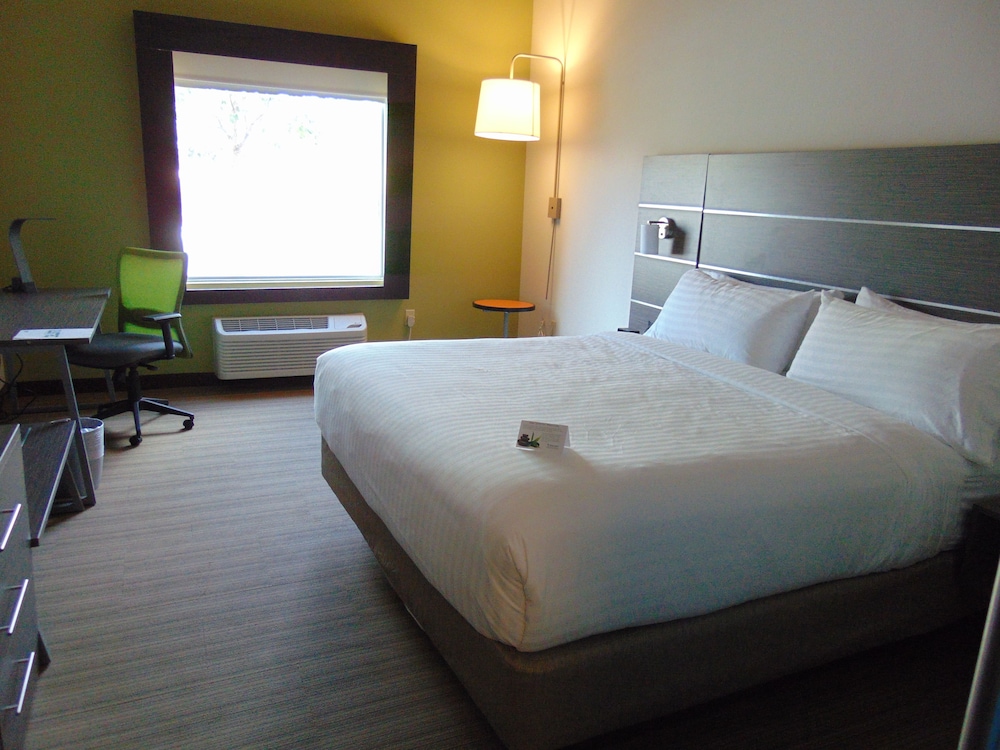 Suite, 1 King Bed, Accessible (Mobility, Accessible Tub) photo 2