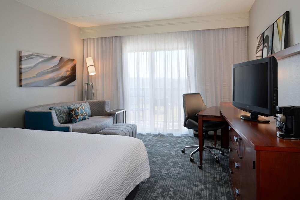 Suite, 1 King Bed with Sofa bed, Accessible (Mobility/Hearing Tub One Bedroom) - Photo 1