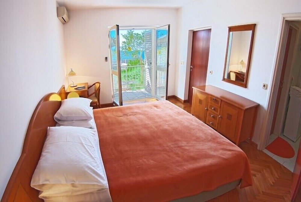 Apartment (Garden One Bedroom Apartment with Bal)