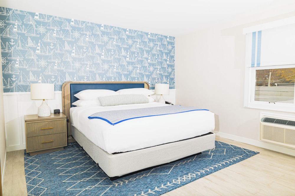 Standard Room, 1 King Bed, Bathtub Grab Bars, City View - Photo 3
