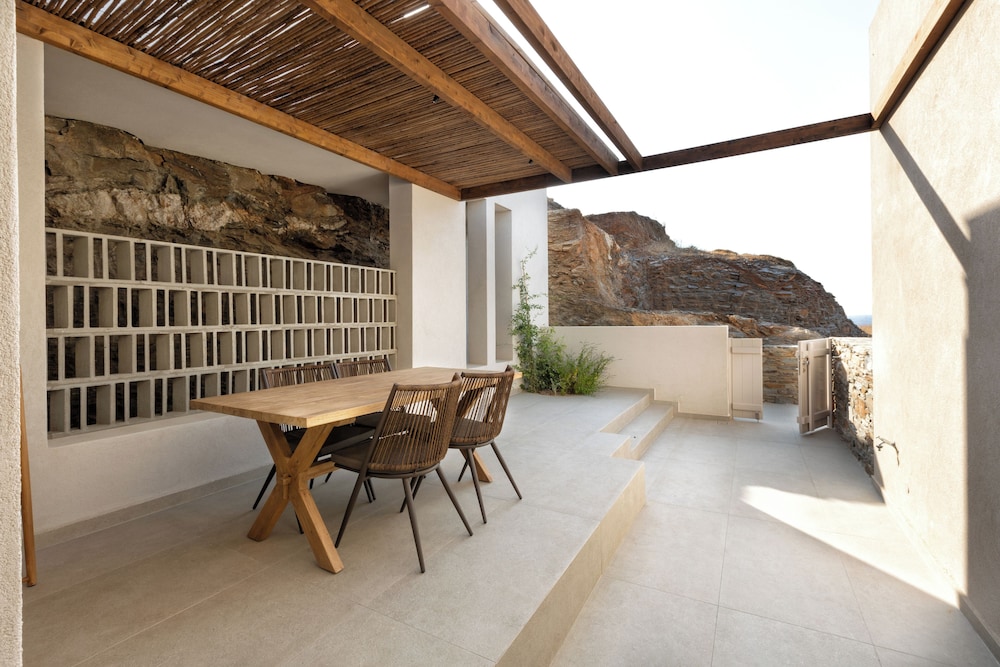 Yfes Hideaway Suite with Outdoor Jacuzzi photo 3