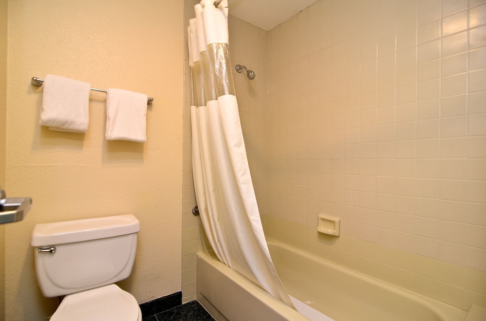 Standard Room, 1 King Bed, Non Smoking - Photo 10