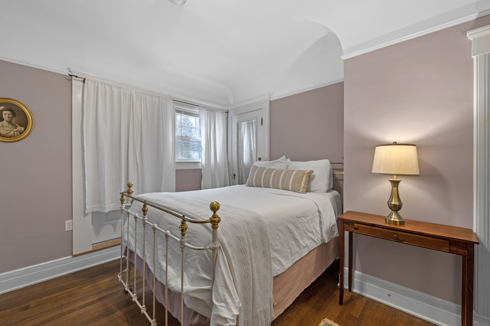 Mansion Room 3 photo 3