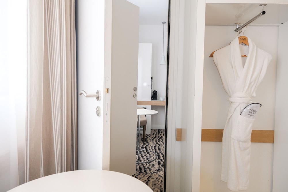 Superior Single Room, Pool Access, Sea View photo 3