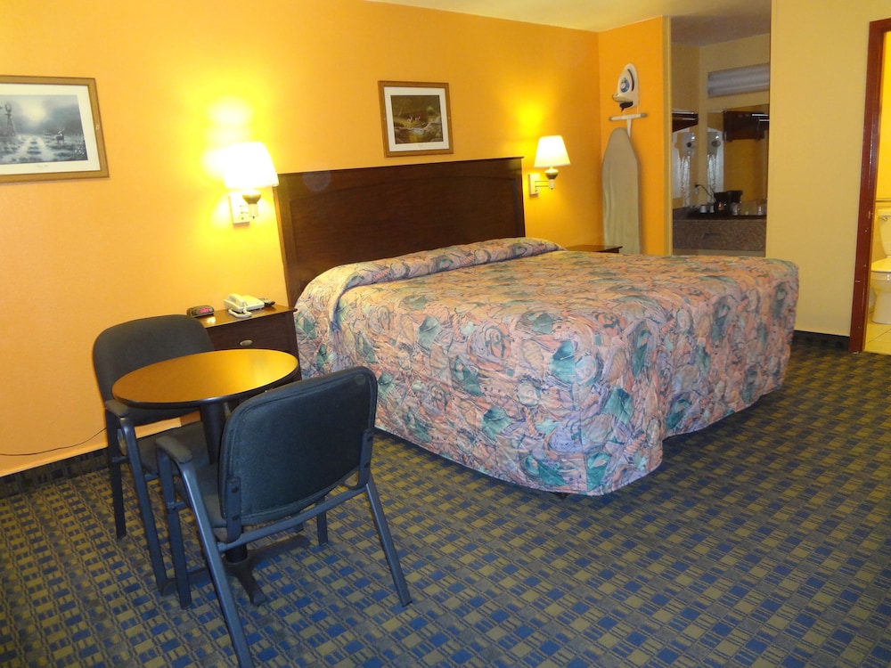 Room, 1 King Bed, Non Smoking - (Free commercial truck parking) photo 3