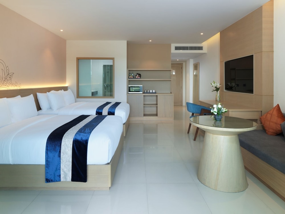 Grand Room, Garden View