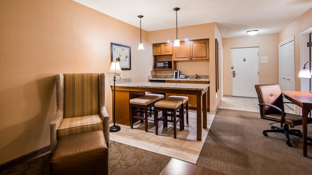 Suite, 2 Queen Beds, Non Smoking, Kitchenette (Sofabed is a double bed) - Photo 4