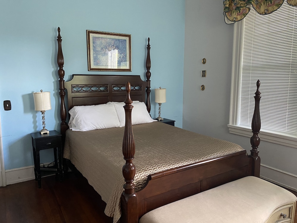 Blue Room, Detached - Private Hall Bathroom.