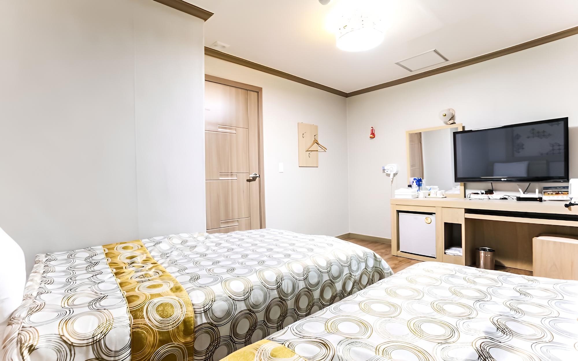 Room (Twin) - Photo 1