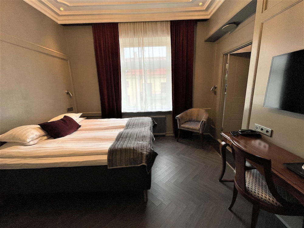 Junior Suite, 1 Queen Bed, Non Smoking, Jetted Tub (with Sofabed) photo 3