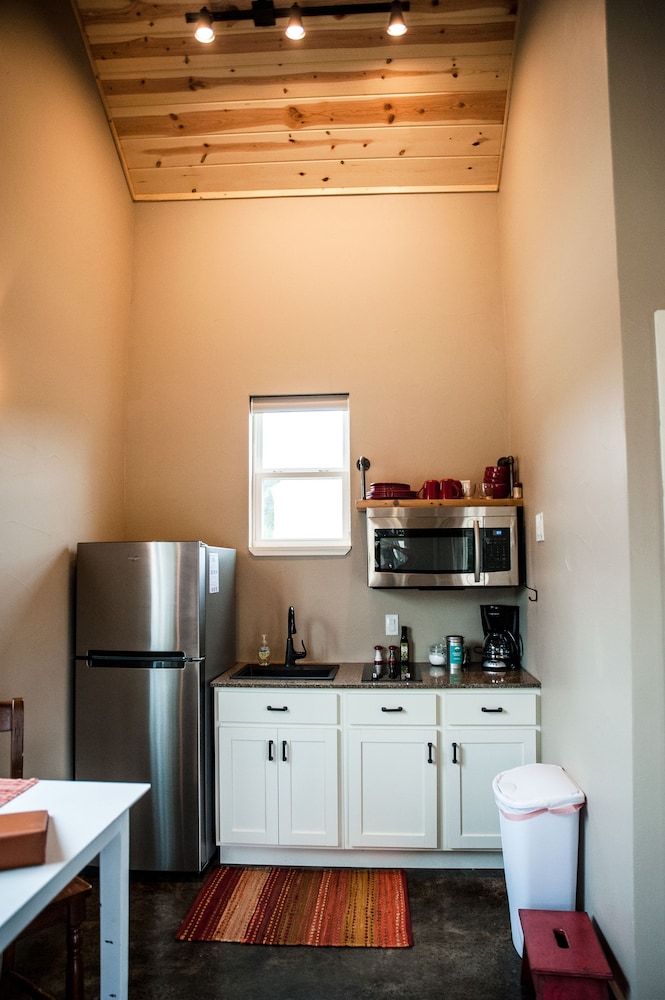 Standard Studio, 1 King Bed, Kitchenette photo 2