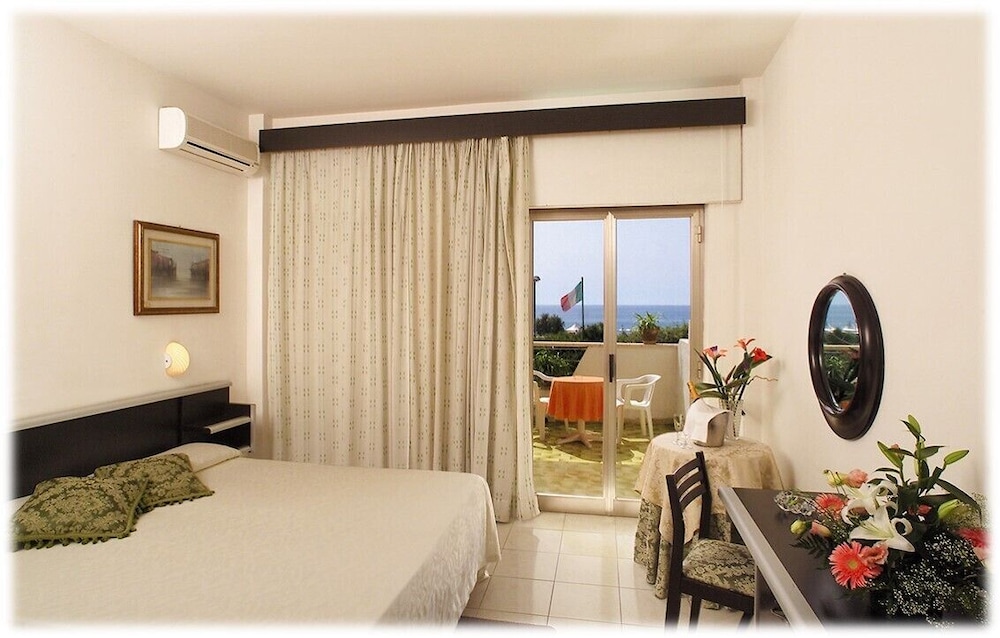 Standard Double or Twin Room photo 1