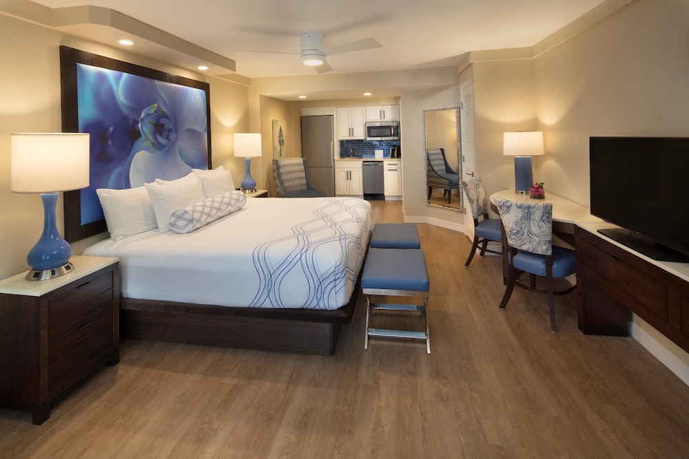 Deluxe Room, 1 King Bed, Accessible, Kitchenette