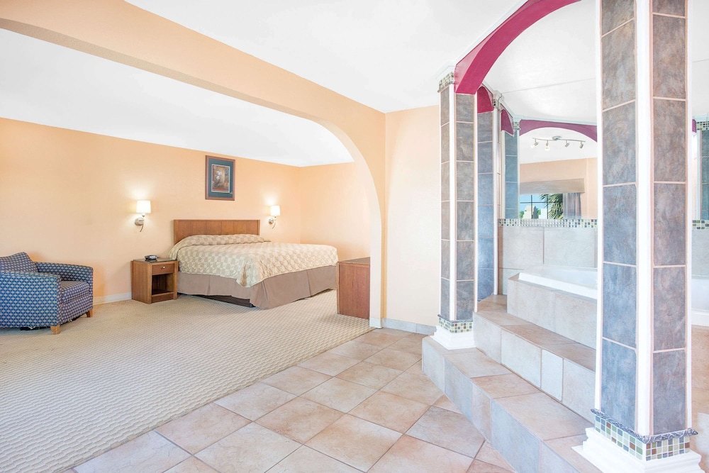 Suite, 1 King Bed photo 2