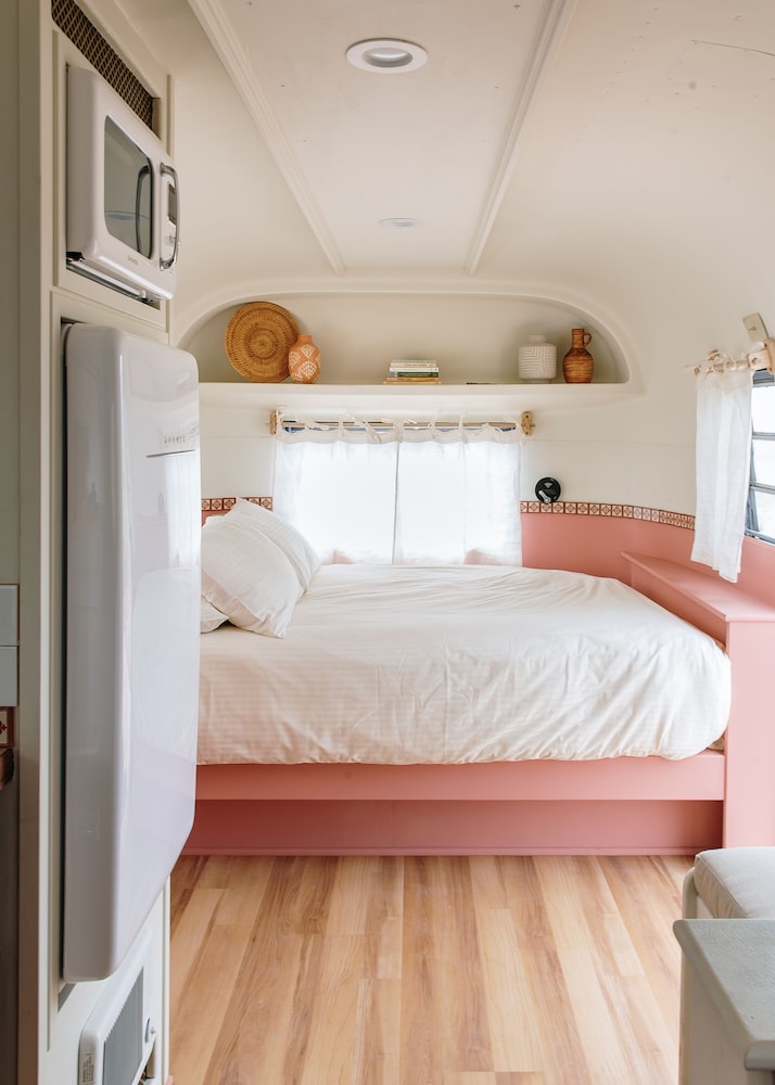 Room (Louise 22; 1967 Avion) photo 3