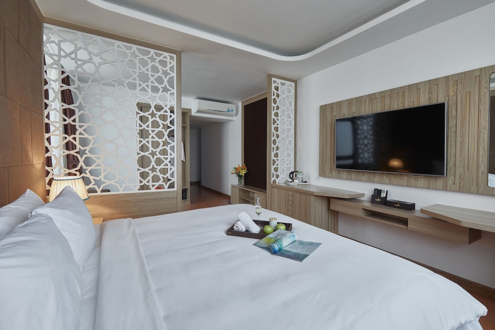 Luxury Suite, 1 King Bed, Bathtub, Mountain View photo 3