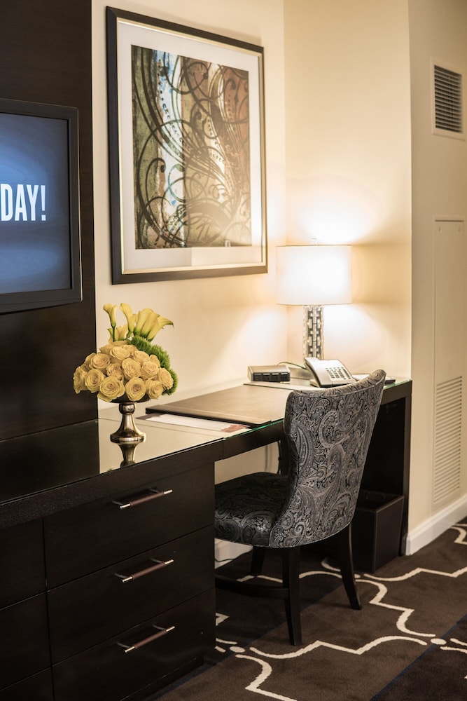 Executive King Suite - Photo 2