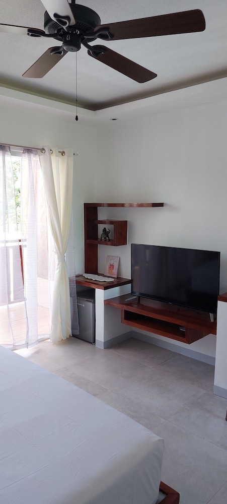 Deluxe Room - Photo 12