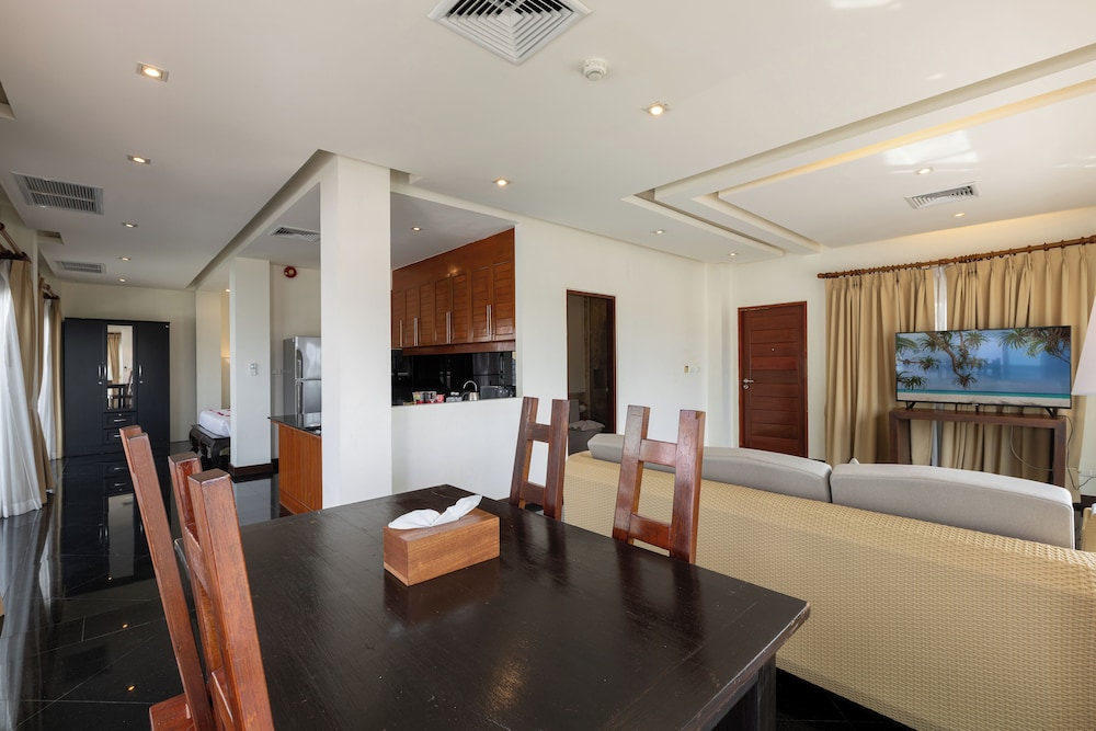 One Bedroom Penthouse Suite with Rooftop Jacuzzi - Photo 4
