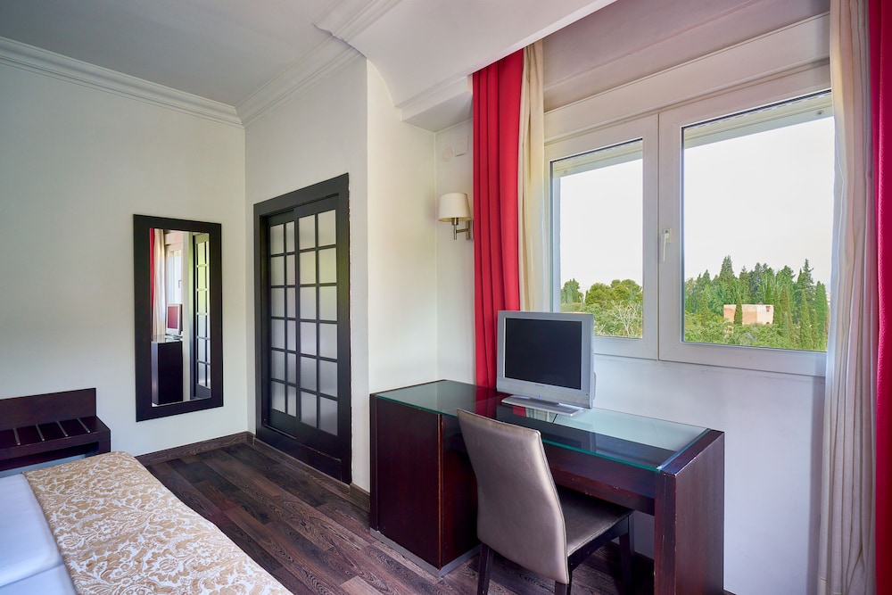 Double or Twin Room - Photo 8