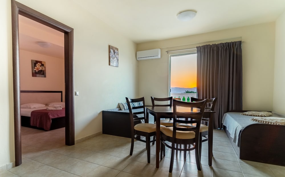 Friends and Family Suite, Pool View photo 2