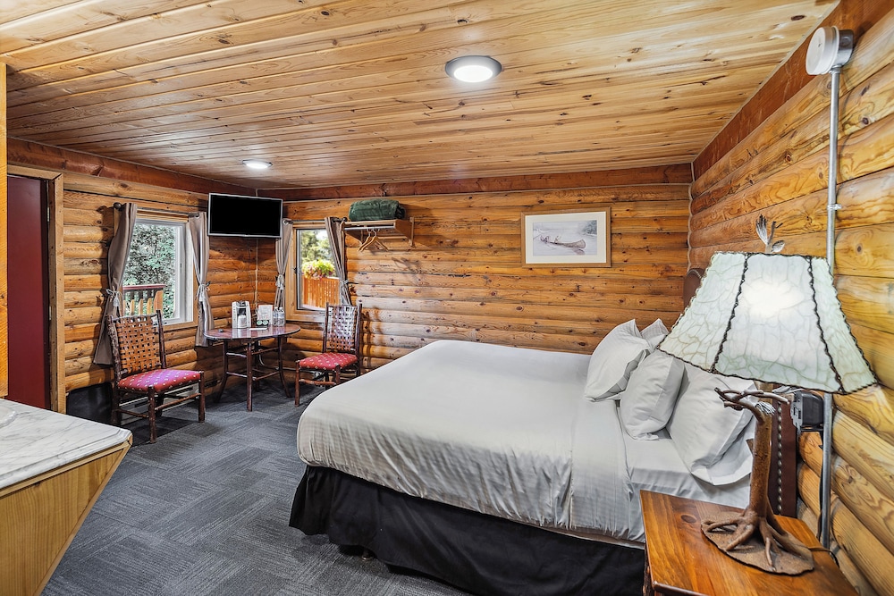 Classic Cabin, 1 King Bed, Mountainside photo 2