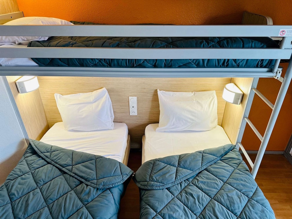 Standard Room, 3 Twin Beds - Photo 5