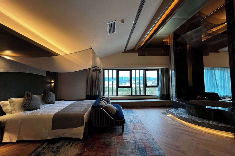 Suite, Non Smoking (Hill)