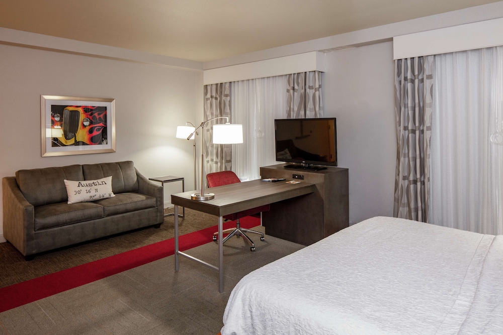 Studio, 1 King Bed, Accessible (Roll-In Shower) - Photo 3