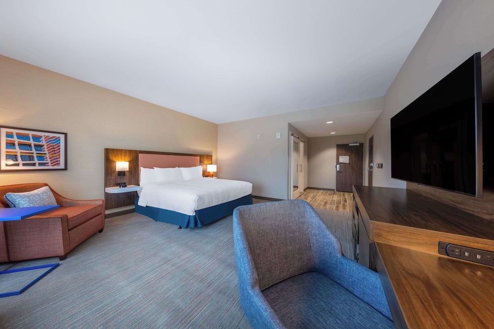 Room, 1 King Bed, Accessible, Bathtub - Photo 4