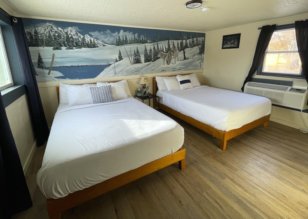 Standard Room, 2 Queen Beds, Non Smoking, Mountain View