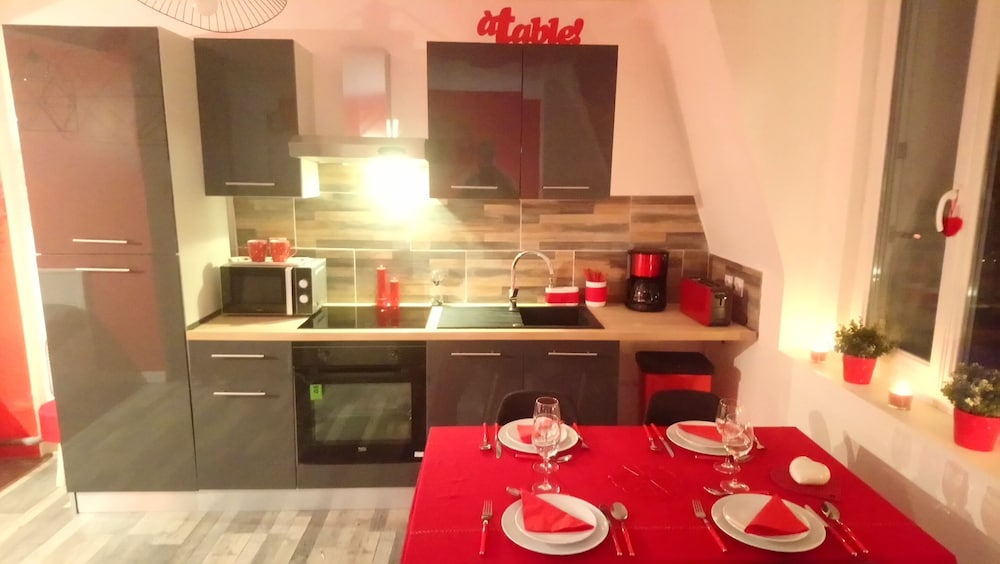 City Apartment, Private Bathroom, River View - Photo 6