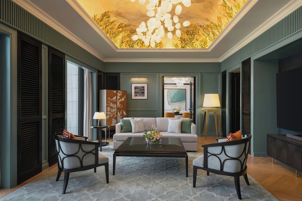 Presidential Suite, 1 King Bed, Pool View photo 1