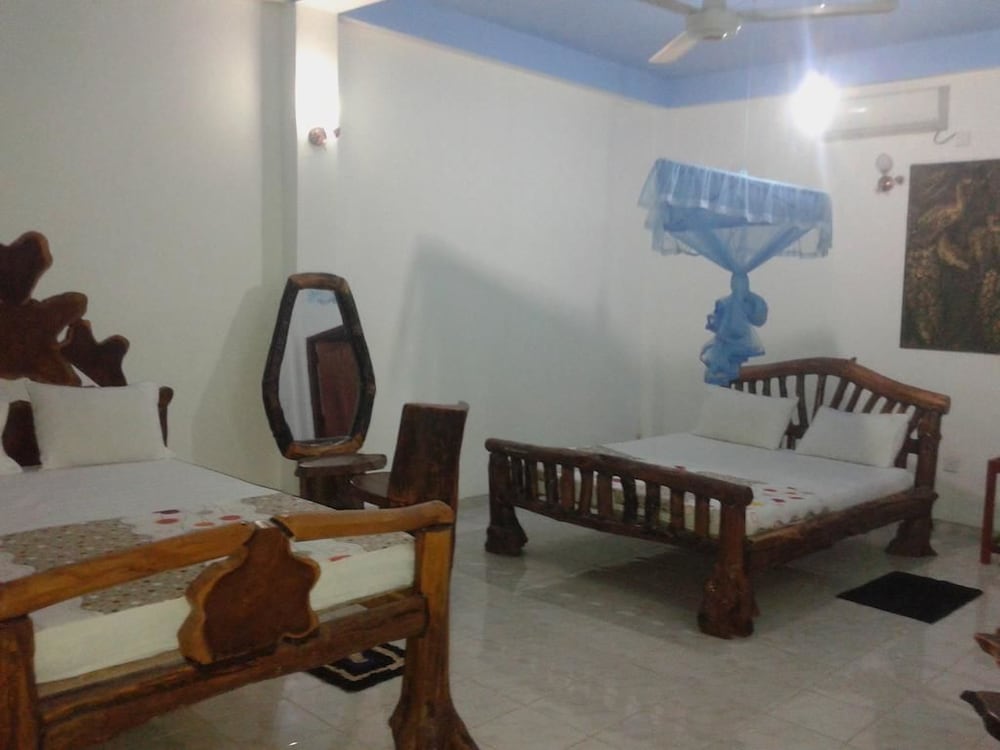 Basic Double Room, 1 Double Bed, Private Bathroom photo 2