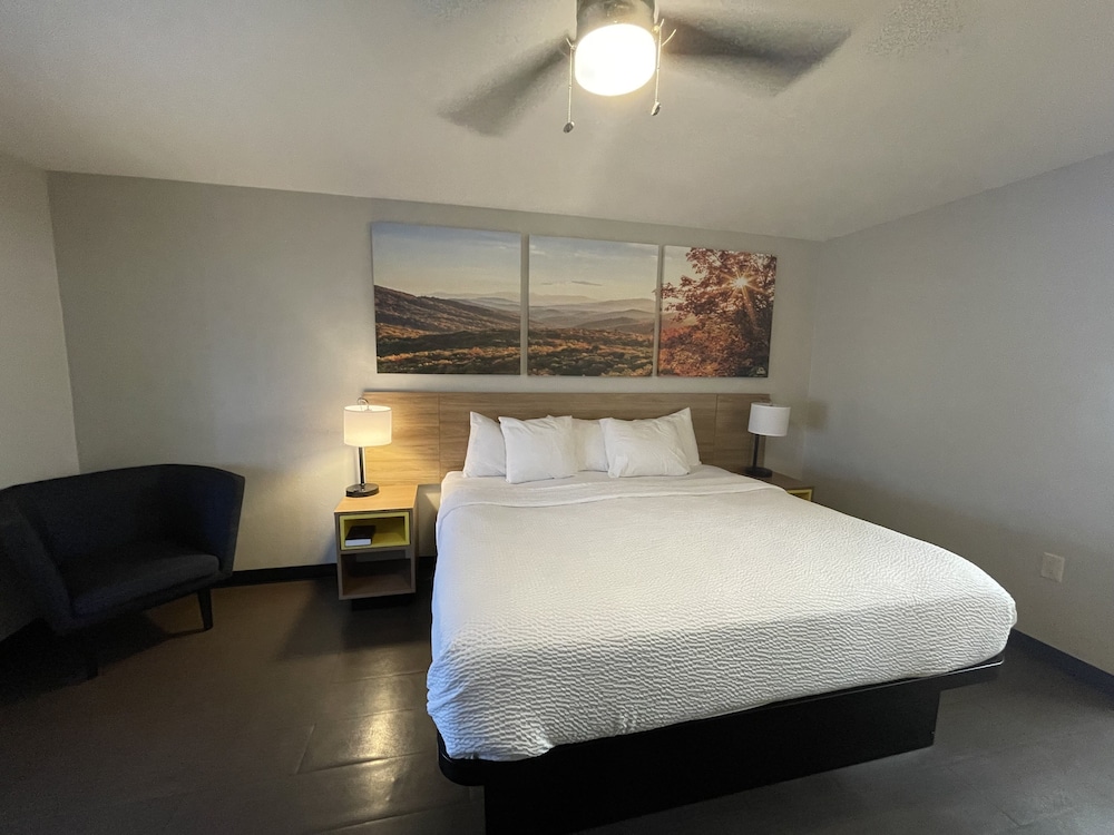 Standard Room, 1 King Bed - Photo 3