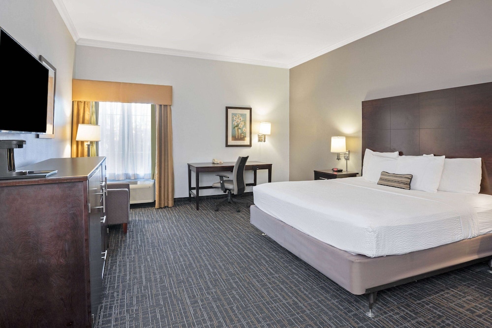 Room, 1 King Bed, Accessible (Roll-In Shower) - Photo 2