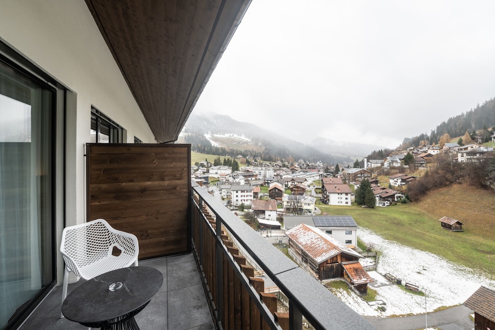 Family Room, Balcony - Photo 5