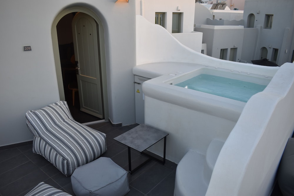 Honeymoon Suite (Outdoor Hot Tub) - Photo 3