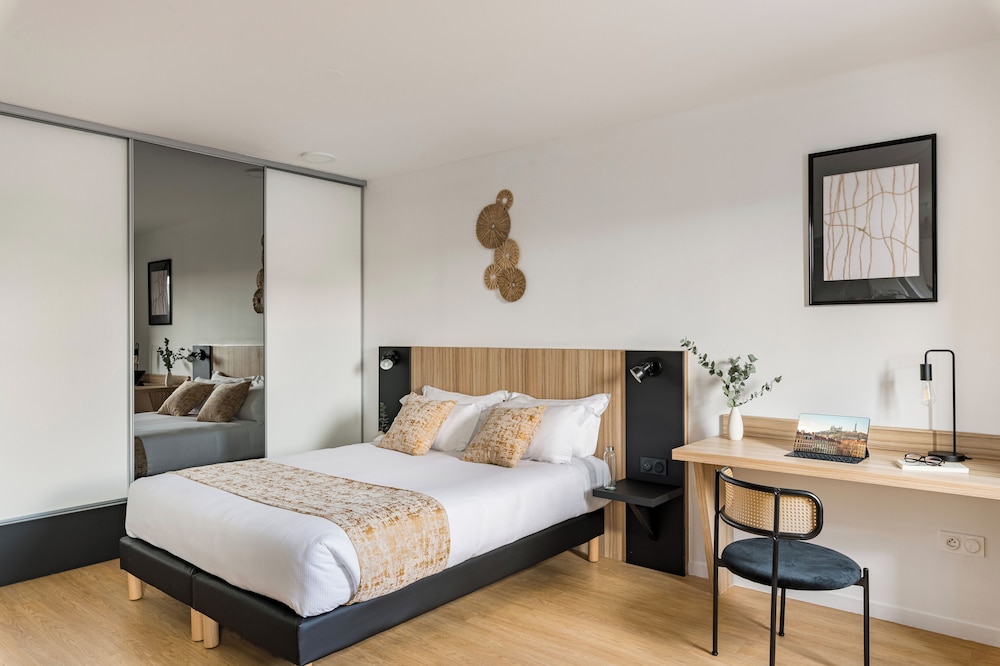 Business Studio Suite, 1 Queen Bed, Non Smoking, Kitchenette photo 2