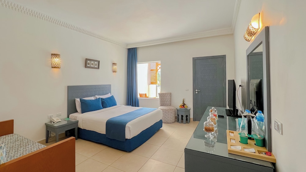 Superior Double or Twin Room, Pool View photo 2