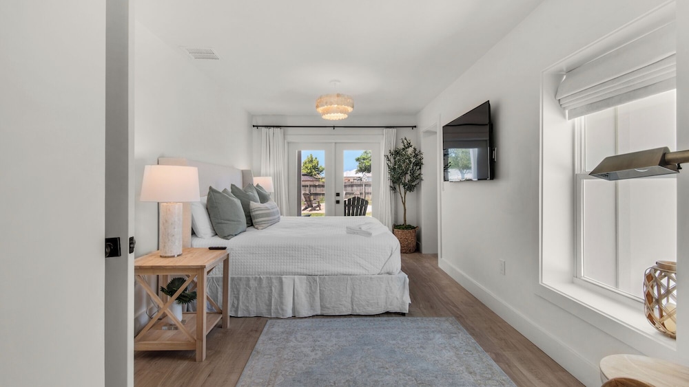 House, Multiple Beds, Pool Access, Ocean View (A Salty Cru)