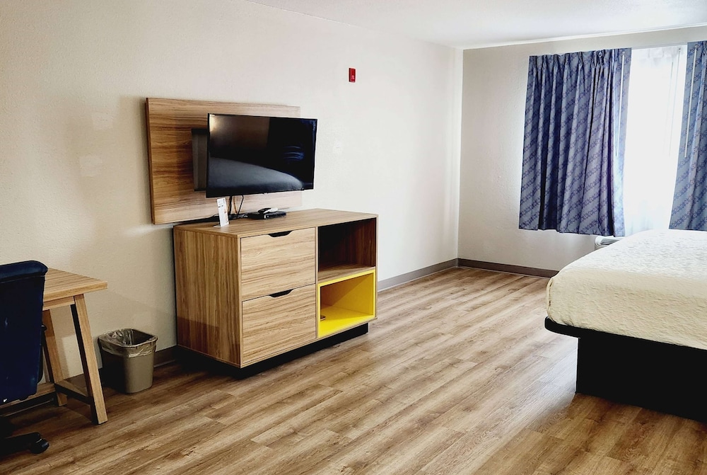 Suite, Non Smoking (2 King Beds) - Photo 4