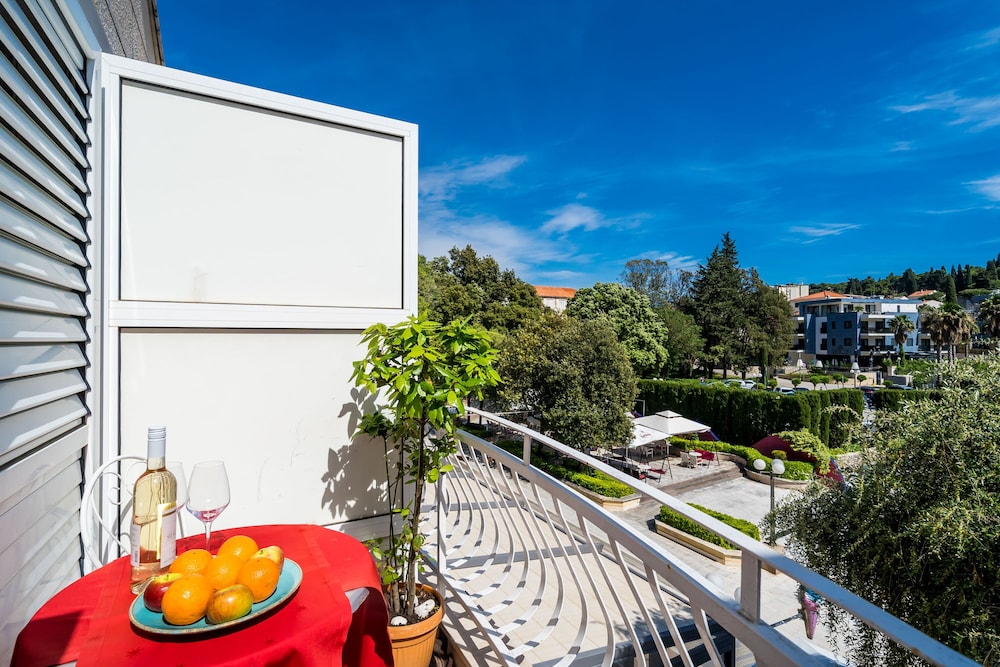 Triple Room, Balcony thumbnail 6