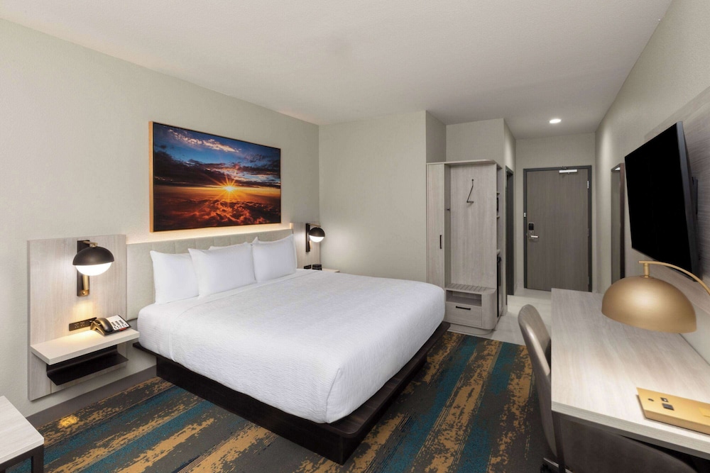 Standard Room, 1 King Bed photo 3
