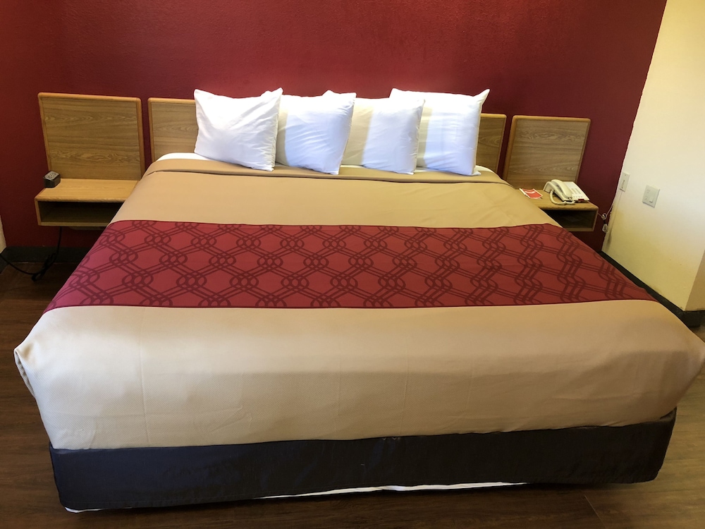 Standard Room, 1 King Bed, Non Smoking photo 2