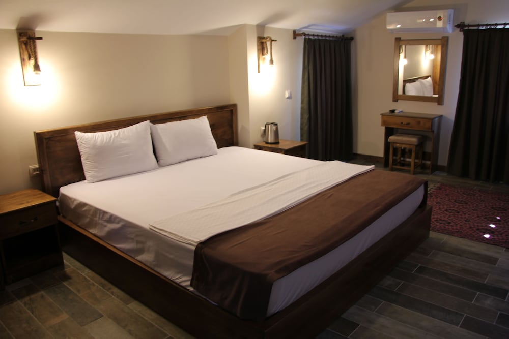 Junior Loft, 1 King Bed photo 3