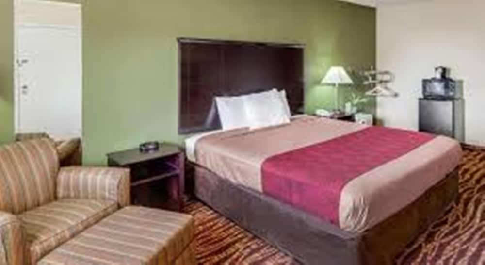 Standard Room, 1 King Bed, Non Smoking - Photo 2